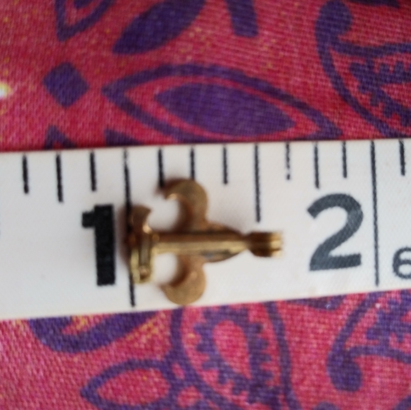 Small Gold Pin - Picture 5 of 6